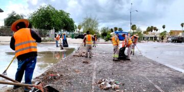 Brigadas de Servicios Públicos realizan limpieza y desazolve en vialidades de San José del Cabo