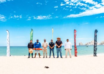 ZOFEMAT Los Cabos coloca banderas de seguridad en Playa El Médano