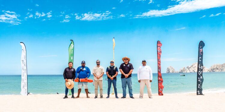 ZOFEMAT Los Cabos coloca banderas de seguridad en Playa El Médano