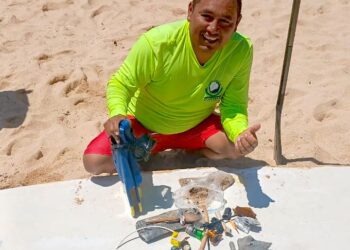 Guardavidas de ZOFEMAT Los Cabos realizan limpieza del fondo marino en Playa El Médano