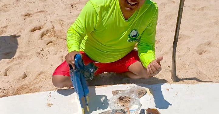 Guardavidas de ZOFEMAT Los Cabos realizan limpieza del fondo marino en Playa El Médano