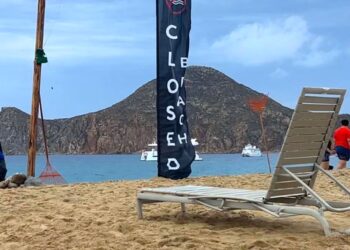 Se instaló bandera negra en la playa El Médano: se encuentra cerrada por oleaje elevado 