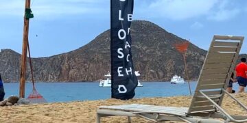 Se instaló bandera negra en la playa El Médano: se encuentra cerrada por oleaje elevado 
