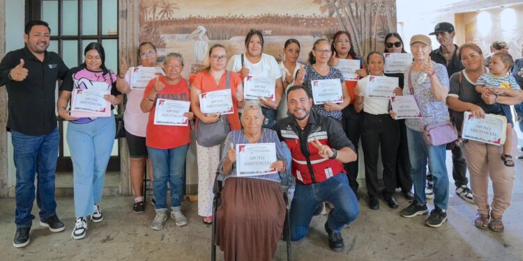 Entrega alcalde Christian Agúndez apoyos económicos a 15 familias de Los Cabos