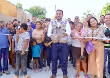 Presidente de Los Cabos inaugura obras de pavimentación en colonia Santa Rosa SJC