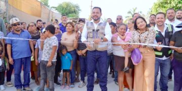 Presidente de Los Cabos inaugura obras de pavimentación en colonia Santa Rosa SJC