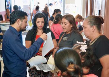 Inicia recepción de documentos de la campaña “Útiles con Cambio” y se entregan apoyos económicos en CSL