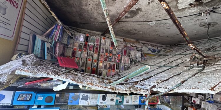 Cuerpos de emergencia atienden en tiempo y forma colapso de techo en comercio de Cabo San Lucas