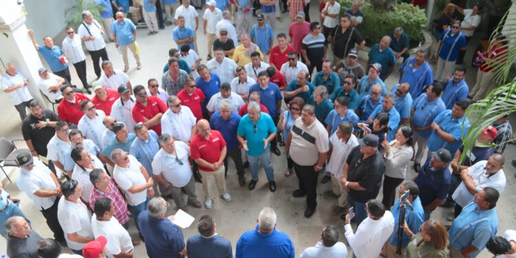 Gobierno de Los Cabos escucha y atiende al gremio de taxistas