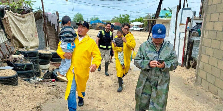 Autoridades garantizan atención en albergues a familias de zonas de riesgo en Cabo San Lucas