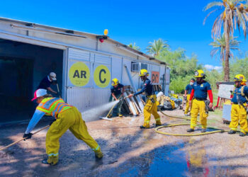 Continúa brigada de Bomberos de San José del Cabo brindando apoyo solidario en Mulegé