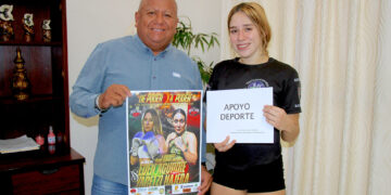Entregan autoridades delegacionales de Cabo San Lucas apoyo económico a boxeadora “La Muñeca”