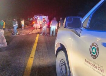 Trabajan autoridades en restablecimiento de circulación tras socavón en carretera La Paz – Todos Santos