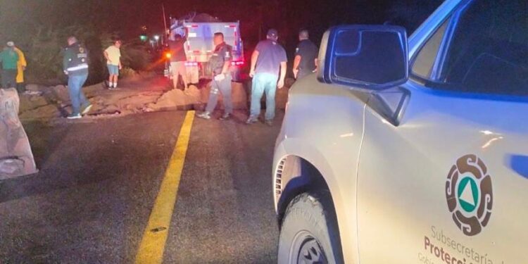Trabajan autoridades en restablecimiento de circulación tras socavón en carretera La Paz – Todos Santos