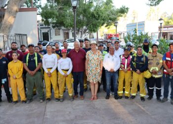 Entrega gobernador Víctor Castro paquetes de materiales a familias afectadas por lluvias en San Ignacio
