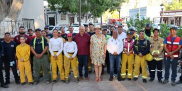 Entrega gobernador Víctor Castro paquetes de materiales a familias afectadas por lluvias en San Ignacio