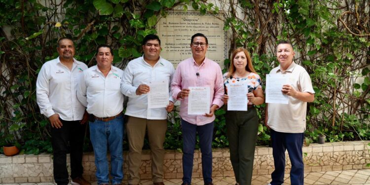 Facilitan vinculación laboral a estudiantes universitarios del CECyTE Todos Santos