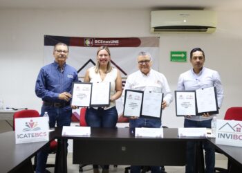 Signan convenio ICATEBCS e INVI en materia de capacitación laboral