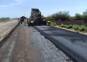 Trabaja Gobierno del Estado en rehabilitación de caminos en Comondú
