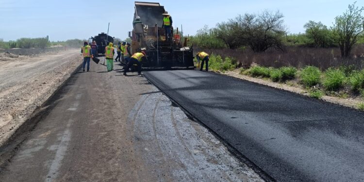Trabaja Gobierno del Estado en rehabilitación de caminos en Comondú