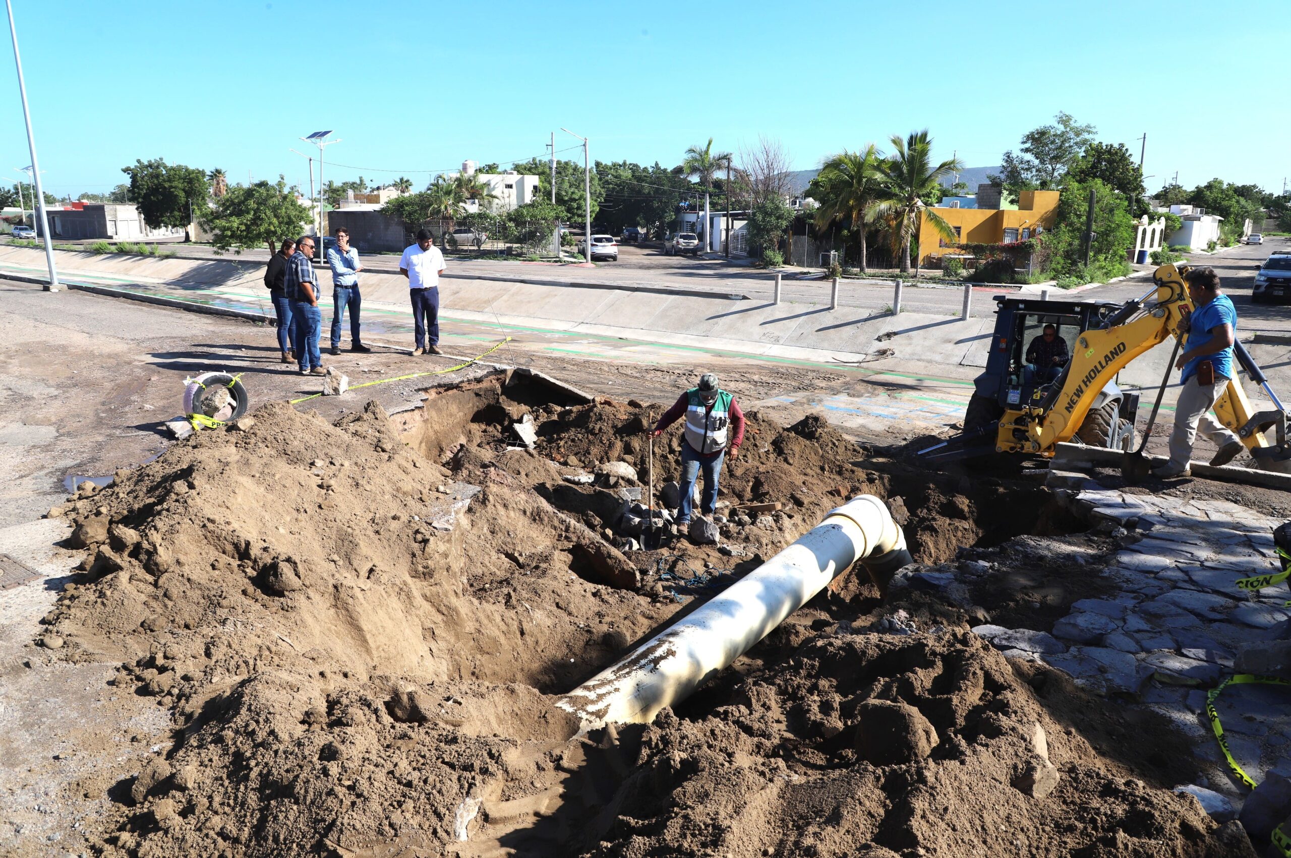 Gobierno de BCS refuerza trabajos de bacheo y limpieza de vialidades en La Paz