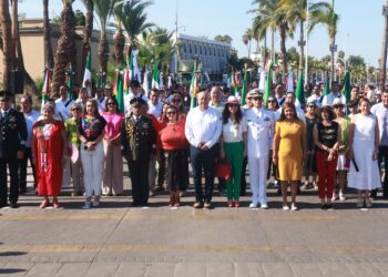 Gobernador Víctor Castro encabeza el desfile cívico-militar del 16 de septiembre