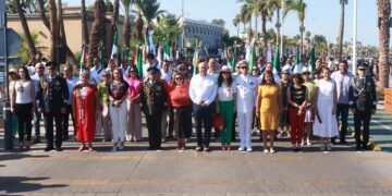 Gobernador Víctor Castro encabeza el desfile cívico-militar del 16 de septiembre