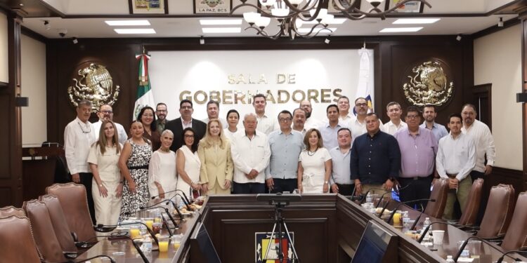 Gobernador Víctor Castro se reúne con el Colegio de Notarios y refrenda compromiso con la campaña nacional del testamento 