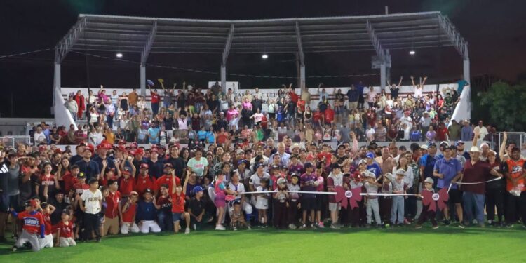 Acude gobernador Víctor Castro a la inauguración del campo de béisbol en San Juan de Los Planes