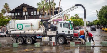 OOMSAPAS La Paz refuerza acciones de bacheo, desazolve y restablecimiento del servicio de agua