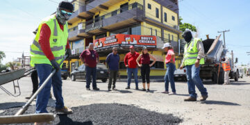 Supervisa Milena Quiroga trabajos de bacheo en el municipio de La Paz