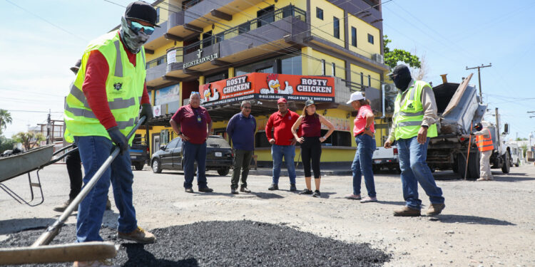 Supervisa Milena Quiroga trabajos de bacheo en el municipio de La Paz