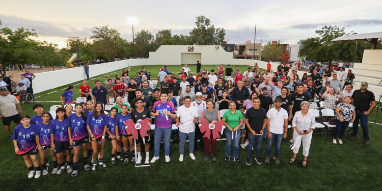 Inaugura Milena Quiroga rehabilitación del campo deportivo San Carlos