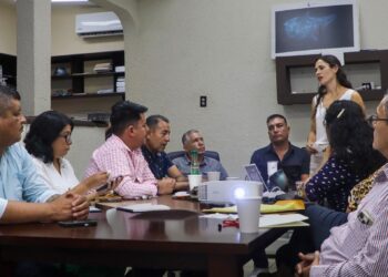 Delegados de La Paz conocen el proyecto del Bazar Turístico 2025