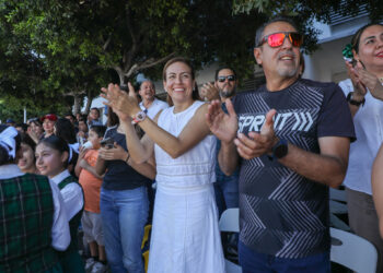 Asiste Milena Quiroga al Desfile Cívico-Militar por el 215 aniversario de la Independencia de México