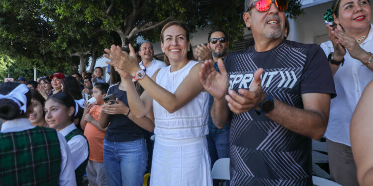 Asiste Milena Quiroga al Desfile Cívico-Militar por el 215 aniversario de la Independencia de México