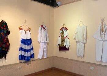 Presentan exposición de trajes típicos mexicanos en el Teatro Juárez
