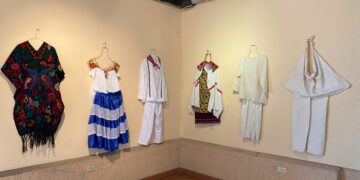 Presentan exposición de trajes típicos mexicanos en el Teatro Juárez