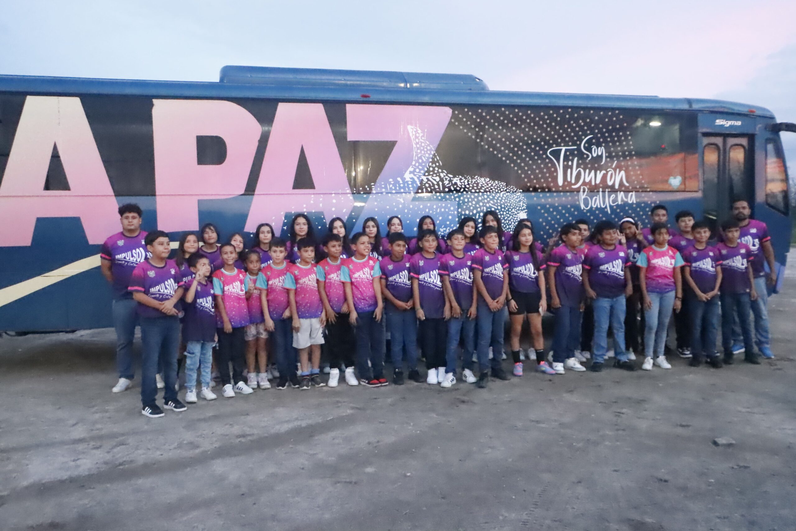 Miembros de Centros Impulso de fútbol asisten como invitados a partidos del Club Atlético La Paz