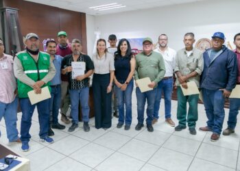 Entrega Milena Quiroga reconocimiento a trabajadores de OOMSAPAS La Paz que enfrentaron contingencia climática en El Carrizal
