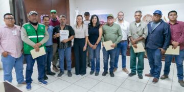 Entrega Milena Quiroga reconocimiento a trabajadores de OOMSAPAS La Paz que enfrentaron contingencia climática en El Carrizal
