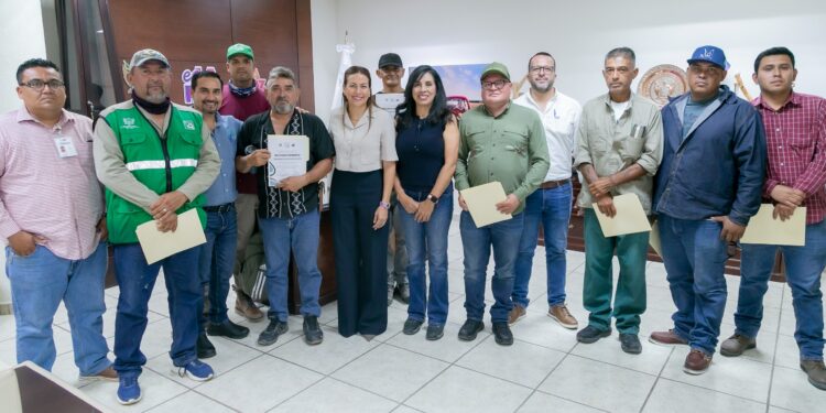 Entrega Milena Quiroga reconocimiento a trabajadores de OOMSAPAS La Paz que enfrentaron contingencia climática en El Carrizal