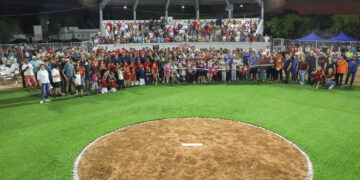 Inaugura Milena Quiroga rehabilitación del campo de béisbol en Los Planes