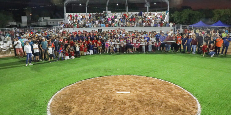 Inaugura Milena Quiroga rehabilitación del campo de béisbol en Los Planes