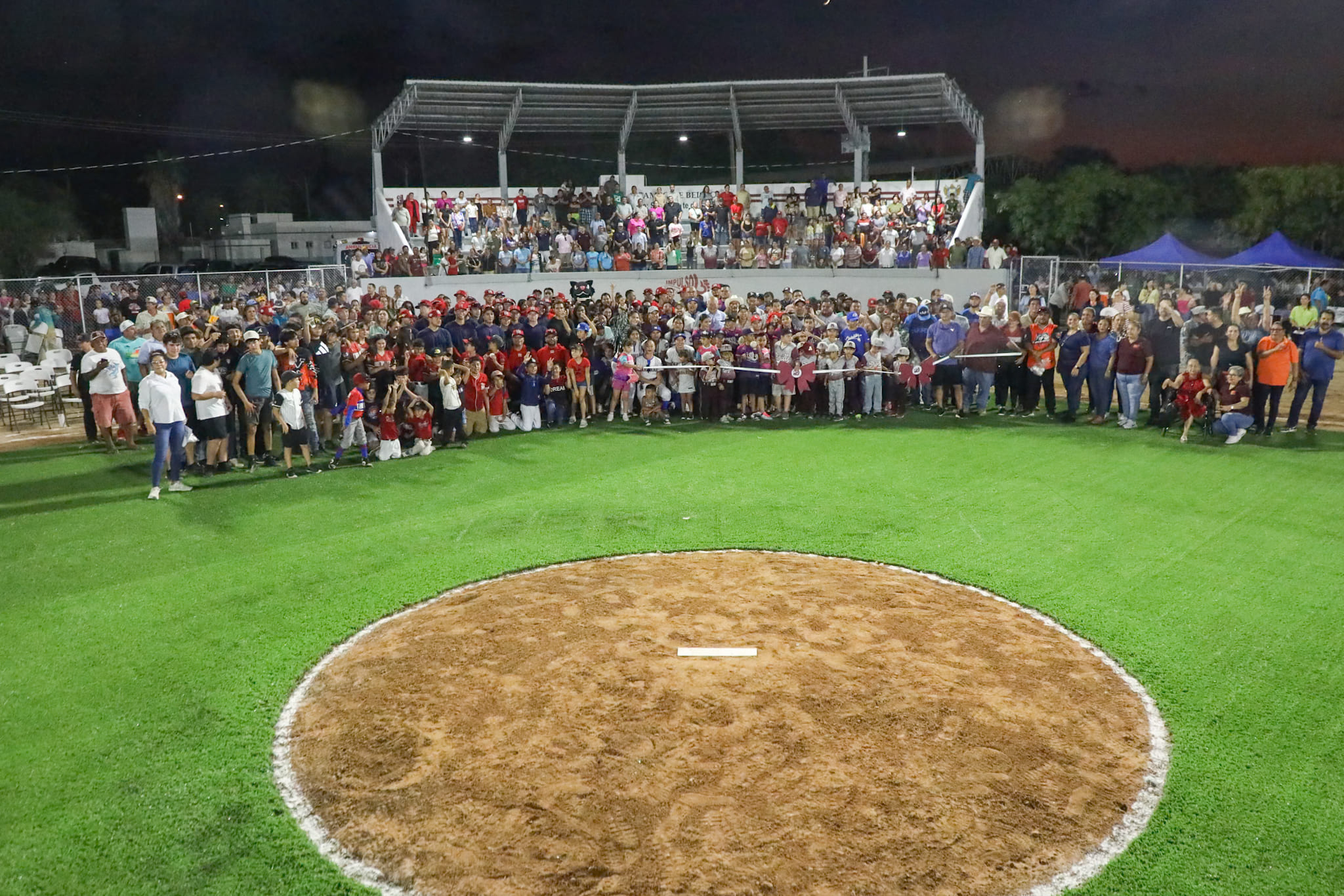 Inaugura Milena Quiroga rehabilitación del campo de béisbol en Los Planes