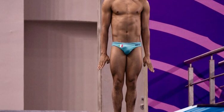 JESUS AGUNDEZ ENTRENA CON GATORS DE LA UNIVERSIDAD DE LA FLORIDA