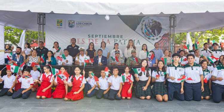 Realiza Gobierno de Los Cabos ceremonia de izamiento de bandera para conmemorar el inicio del Mes Patrio
