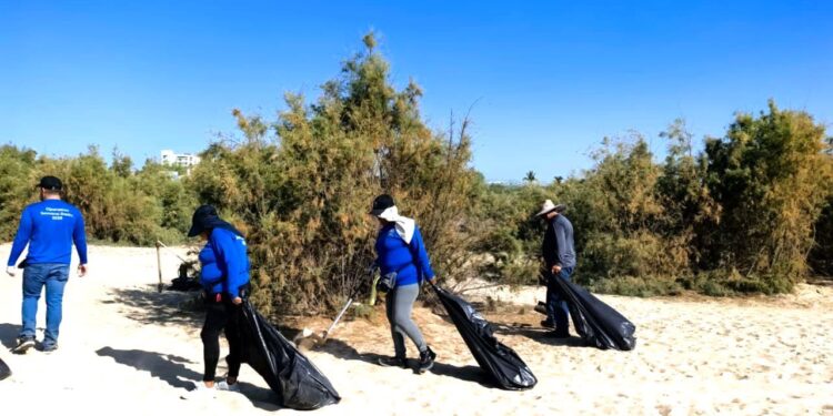 Realizan jornada de limpieza en playa 8 Cascadas en Cabo San Lucas