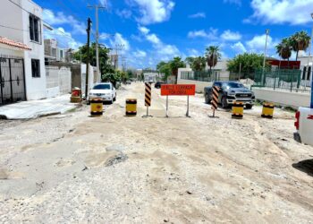 Ayuntamiento de Los Cabos e iniciativa privada inician construcción con concreto asfáltico en vialidad de Arcos del Sol