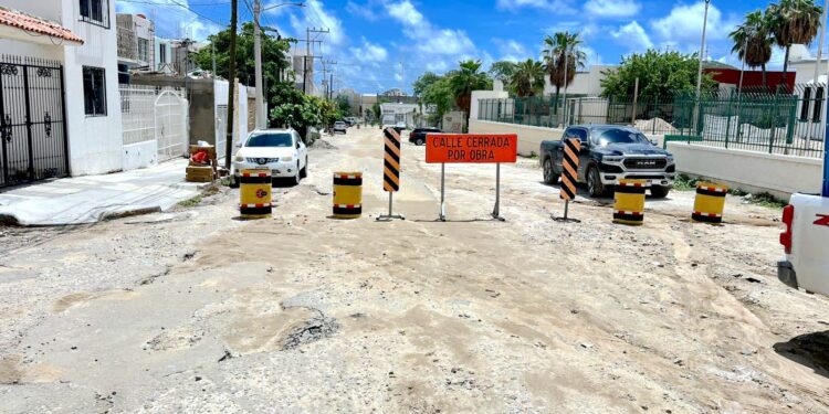 Ayuntamiento de Los Cabos e iniciativa privada inician construcción con concreto asfáltico en vialidad de Arcos del Sol